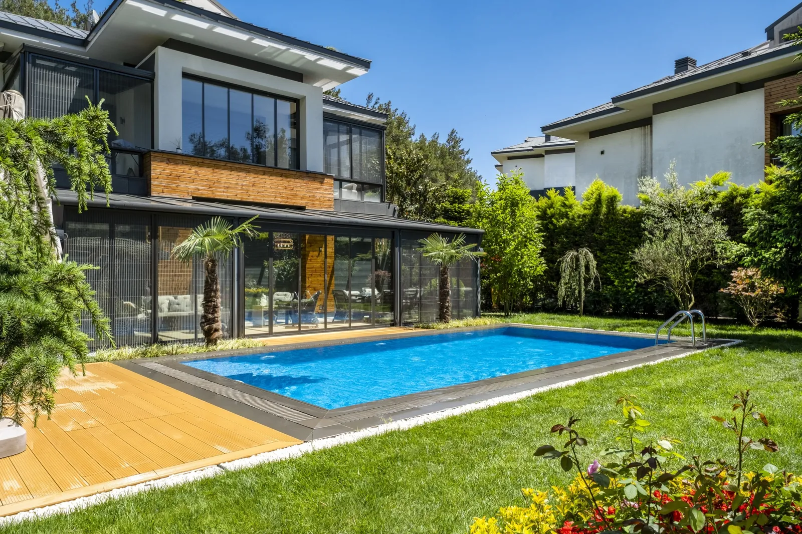 Taşmalı Havuz ve Ahşap Deck