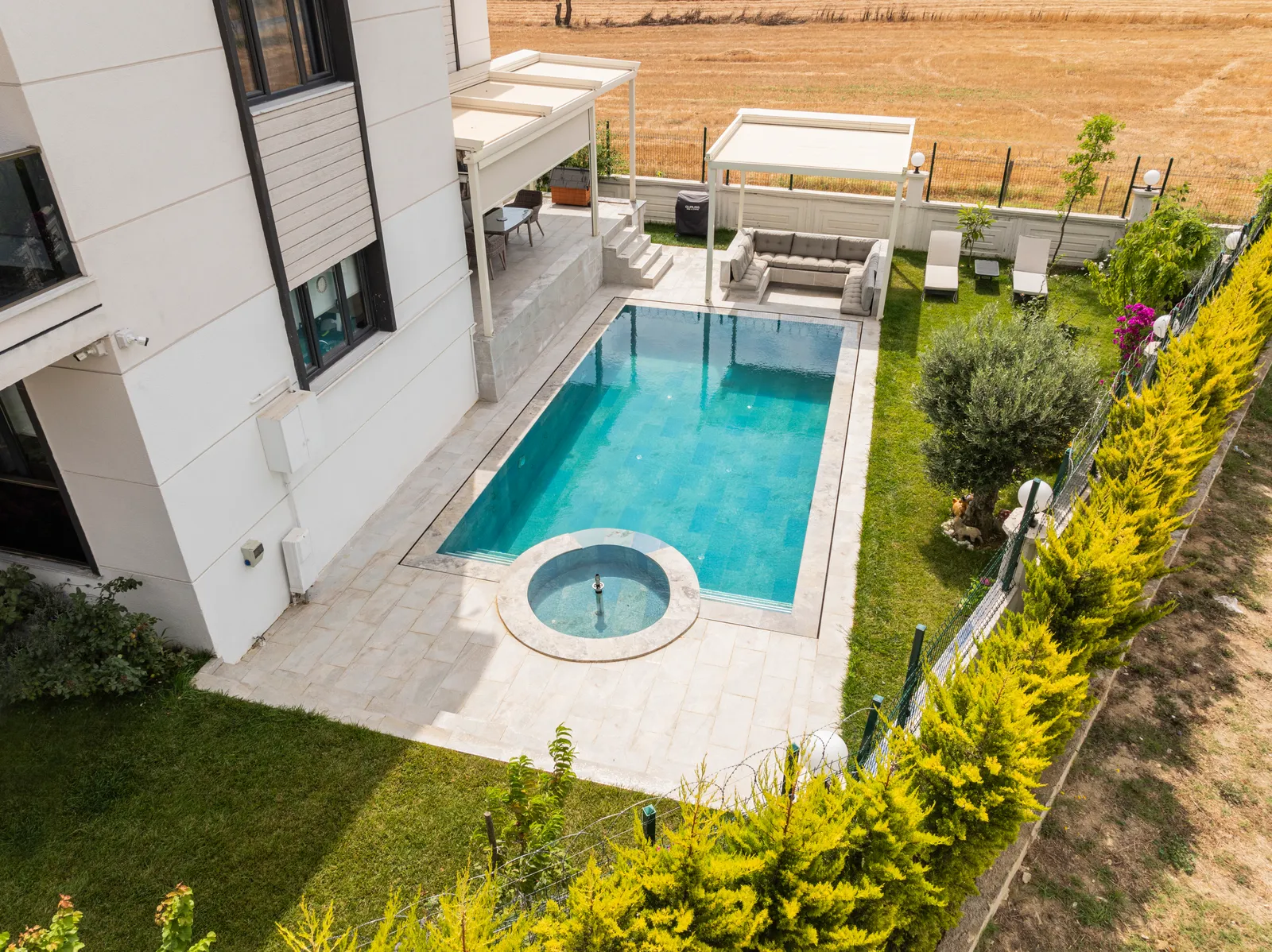 Taşmalı Havuz ve Ahşap Deck